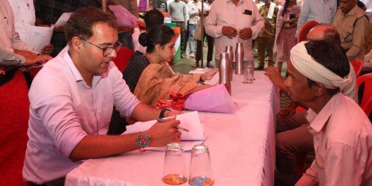 कन्हवारा में लोग पहुंचे समस्याएं लेकर, लेकिन लौटे भरोसे के साथ मुख्यमंत्री जनविश्वास शिविर में कलेक्टर ने हर व्यक्ति से किया आत्मीय संवाद, 72 आवेदकों ने रखी अपनी बात कलेक्टर ने किसानों से फार्मर आईडी बनवाने का किया आग्रह, टीबी मरीजों को दिया पोषण का संबल