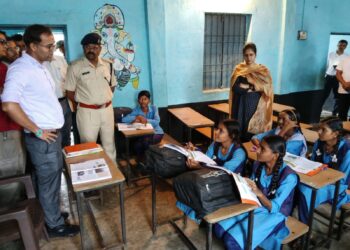 कक्षा में अचानक पहुंचे कलेक्टर, सवाल पूछा तो पूरे आत्मविश्वास से बोली छात्रा; बोले—इसी विश्वास के साथ आगे बढ़ो