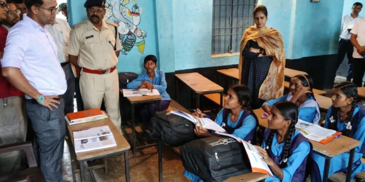 कक्षा में अचानक पहुंचे कलेक्टर, सवाल पूछा तो पूरे आत्मविश्वास से बोली छात्रा; बोले—इसी विश्वास के साथ आगे बढ़ो