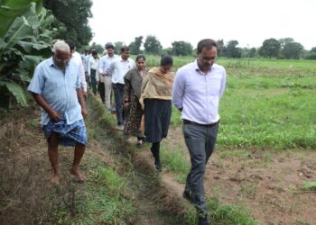 🔳कलेक्टर श्री तिवारी ने कन्हवारा के प्रगतिशील कृषक लालजी मौर्य के खेत का किया निरीक्षण  🔳आधुनिक तकनीक और फसल विविधीकरण से किसान ने खेती को बनाया लाभकारी व्यवसाय