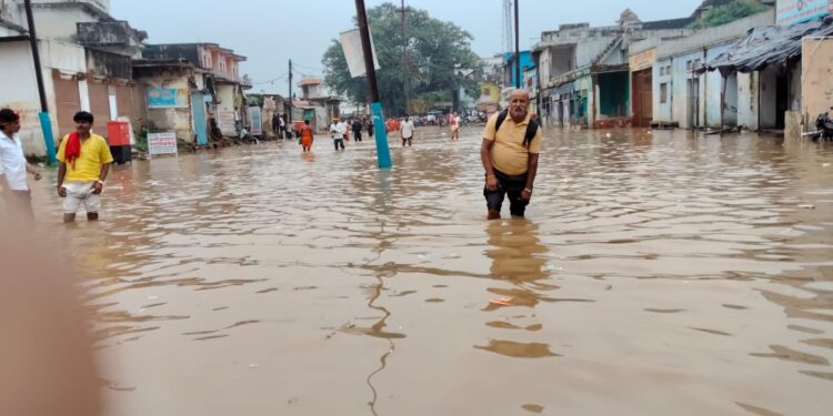 चित्रकूट – तेजी से बढ़ रहा मां मंदाकिनी का जलस्तर, रामघाट में खतरे के निशान से 2 मीटर ऊपर बह रहा नदी का पानी, सड़क पर पानी आने के कारण यूपी और एम पी का संपर्क टूटा