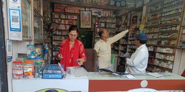 औषधि प्रशासन की कार्रवाई: मेडिकल स्टोर्स पर औचक छापेमार निरीक्षण कलेक्टर तिवारी के निर्देश पर कार्रवाई,बिना पर्चे कफ सिरप और फार्मासिस्ट की अनुपस्थिति में शेड्यूल दवाओं की बिक्री पर सख्त चेतावनी