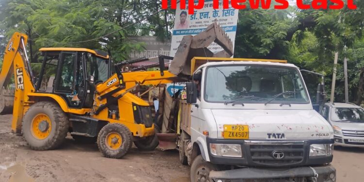 नपा के अतिक्रमण और स्वच्छता दल ने जेसीबी से सड़क किनारे के हटाए अतिक्रमण,रसूखदारों के होर्डिंग्स को संरक्षण..? वीडियो