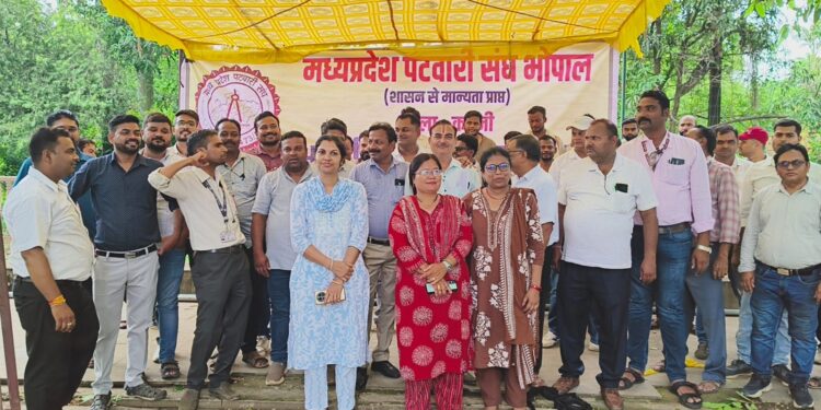 कटनी में पटवारियों की अनिश्चितकालीन हड़ताल जारी*