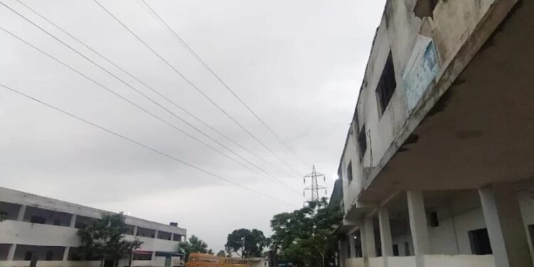 *दिव्यांगों की जमीन पर स्कूल? बोरगांव लिटिल स्टेप पर उठे सवाल*  *बिजली हाइटेंशन लाइन के साये में पढ़ाई! 1500 बच्चों की सुरक्षा पर घनघोर संकट*