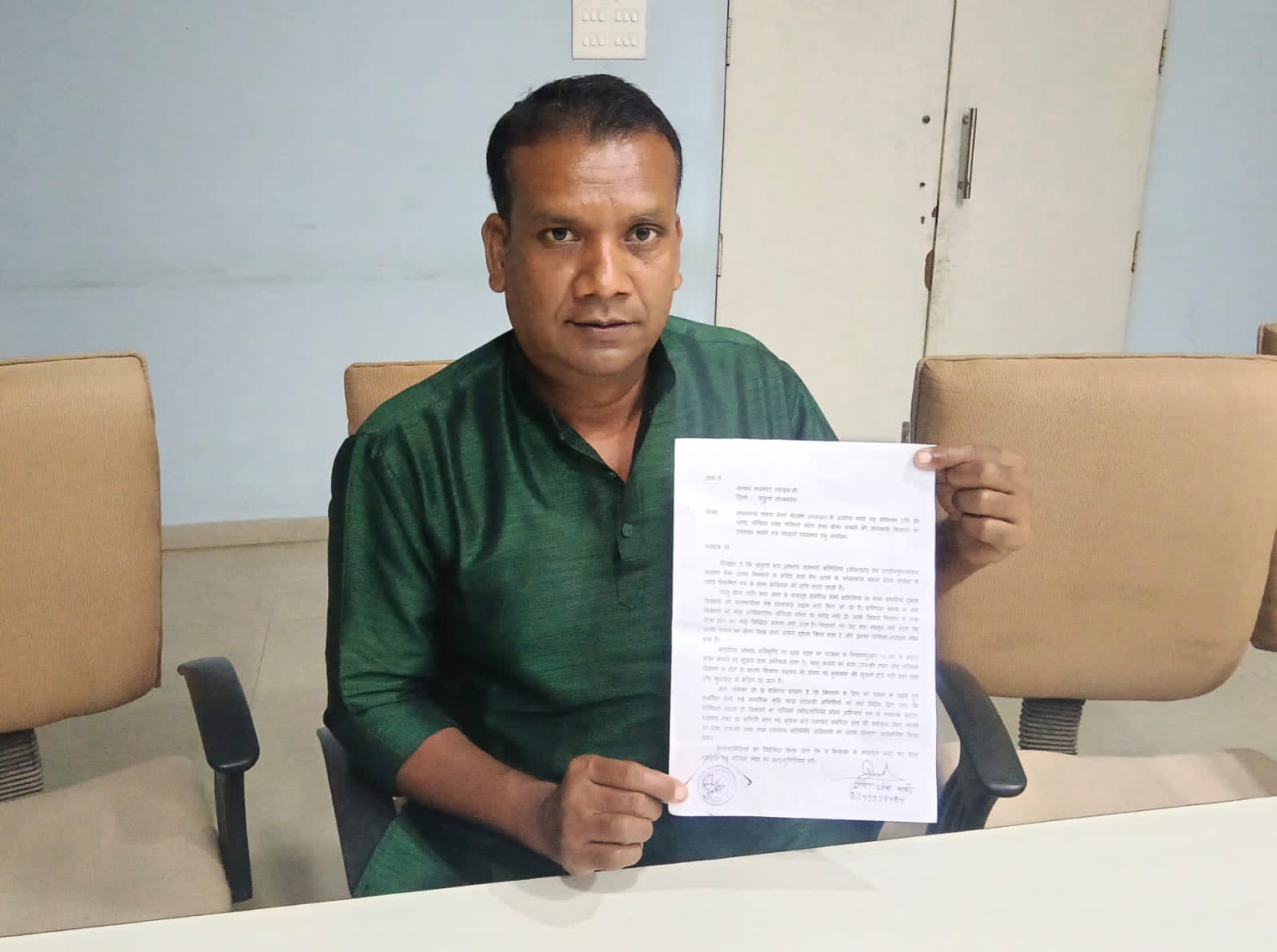 *बैंक काट रही फसल बीमा का प्रीमियम, पर नहीं दे रही रसीद और पॉलिसी बॉन्ड कलेक्टर को सौंपा ज्ञापन*
