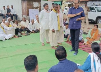 *जनविश्वास अभियान : कलेक्टर श्री वशिष्ठ ने सुनी ग्रामीणों की समस्याएं, पेयजल, स्वास्थ्य, पुलिया और योजनाओं पर दिए त्वरित निर्देश*