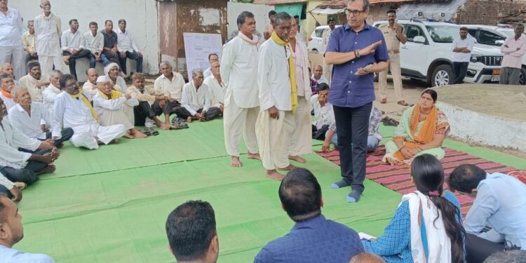 *जनविश्वास अभियान : कलेक्टर श्री वशिष्ठ ने सुनी ग्रामीणों की समस्याएं, पेयजल, स्वास्थ्य, पुलिया और योजनाओं पर दिए त्वरित निर्देश*