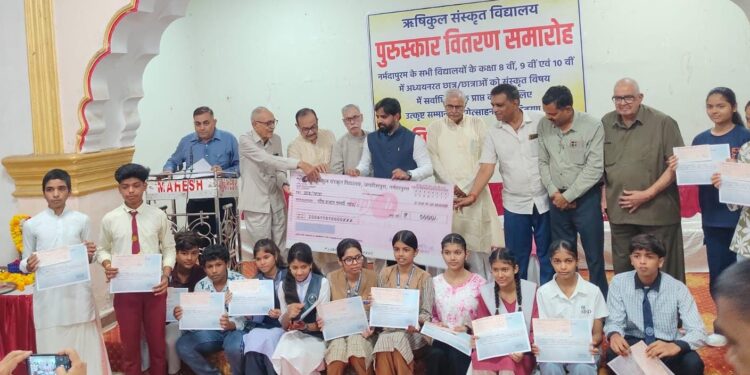 ऋषिकुल न्यास ने बांटे 50 छात्रों को 1.50 लाख के पुरुस्कार,जीतने वालो में 3 मुस्लिम छात्र शामिल,संस्कृत की सीख है सत्यं वद,धर्मं चर: प्रवीण शर्मा अध्यक्ष युवा आयोग