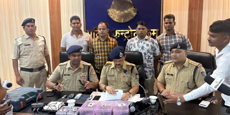 अवैध हथियार बनाने वाली फैक्ट्री का सागर पुलिस ने किया भंडाफोड़, ,