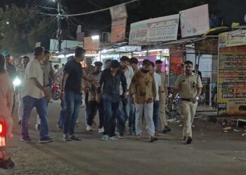 कालिका नगर के रहवासी क्षेत्र की तीसरी मंजिल पर जुआ फड़ पर पुलिस की चुनौती पूर्ण करवाई से मचा हड़कंप,ताश के पत्ते और नोट खाली प्लॉट में फेंके,जुआरियों का निकला पैदल जुलूस..!वीडियो
