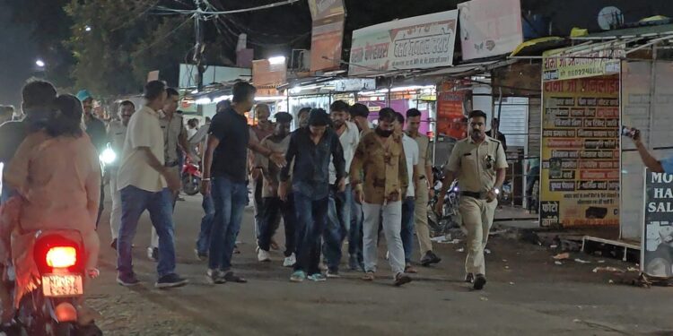 कालिका नगर के रहवासी क्षेत्र की तीसरी मंजिल पर जुआ फड़ पर पुलिस की चुनौती पूर्ण करवाई से मचा हड़कंप,ताश के पत्ते और नोट खाली प्लॉट में फेंके,जुआरियों का निकला पैदल जुलूस..!वीडियो