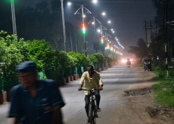 माधव नगर गेट से कलेक्ट्रेट मार्ग तक रंग-बिरंगी LED लाइटिंग से सजा शहर, डिवाइडर पोल पर तिरंगे के तीन रंगों ने बढ़ाया देशभक्ति का रंग ❤️🤍💚