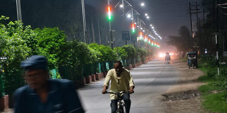 माधव नगर गेट से कलेक्ट्रेट मार्ग तक रंग-बिरंगी LED लाइटिंग से सजा शहर, डिवाइडर पोल पर तिरंगे के तीन रंगों ने बढ़ाया देशभक्ति का रंग ❤️🤍💚