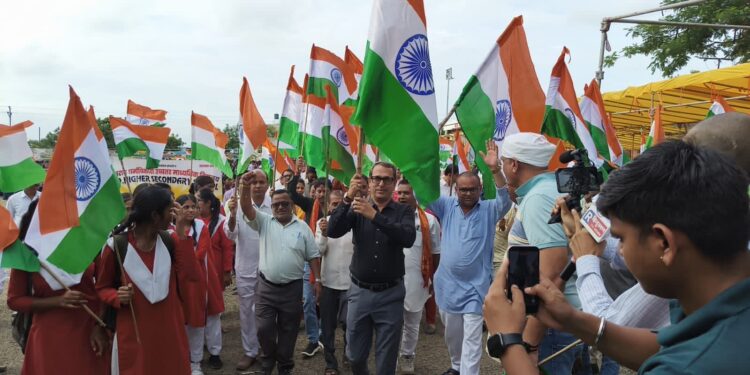 *तिरंगा रैली: पांढुर्णा में बढ़ चढ़कर नागरिकों ने रैली में की सहभागिता* *देशभक्ति गीतों और वंदे मातरम् के नारों से गूंजा शहर, हजारों नागरिकों ने उत्साहपूर्वक की सहभागिता*