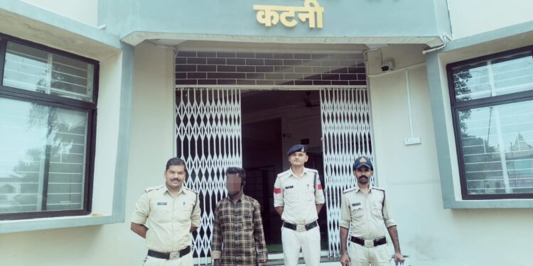 कटनी में साप्ताहिक बाजार में झपटमारी! महिला का मोबाइल और ₹9 हजार लेकर भागा बदमाश, उमरिया पान पुलिस ने दबोचा