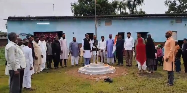 *🇮🇳 स्वतंत्रता दिवस के मुबारक मौके पर मदरसा तैय्यबूल उलूम, तैय्यब नगर में शान से हुआ झंडा वंदन 🇮🇳*