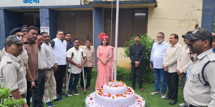 *स्वतंत्रता दिवस पर कटनी विकास प्राधिकरण कार्यालय में सीईओ तपस्या परिहार ने किया ध्वजारोहण*