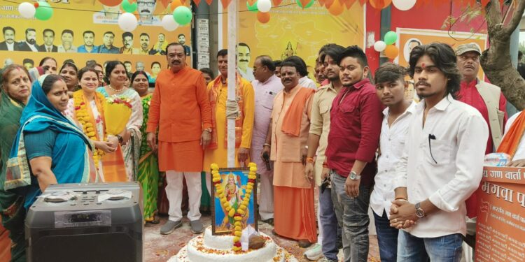 **स्वतंत्रता दिवस पर भगवा पार्टी कार्यालय में हर्षोल्लास से ध्वजारोहण**