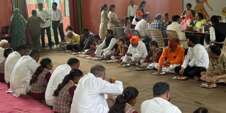 सांसद दर्शन सिंह चौधरी ने स्वतंत्रता दिवस के अवसर पर शासकीय कन्या महाविद्यालय सिवनी मालवा की बालिकाओं के साथ सहभोज किया…