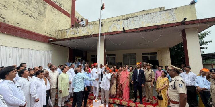 स्वतंत्रता दिवस के अवसर पर शासकीय कुसुम महाविद्यालय सिवनी मालवा में आयोजित कार्यक्रम में सम्मिलित हुए सांसद दर्शन सिंह चौधरी…
