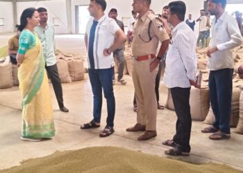पुरानी मूंग एवं Non FAQ उपज पाए जाने पर संबंधितों के विरुद्ध होगी सख्त कार्रवाई: कलेक्टर सोमेश मिश्रा,कलेक्टर एवं एसपी ने किया मूंग उपार्जन केंद्रों का औचक निरीक्षण दी सख्त हिदायत…!
