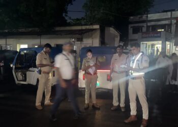 ऑटो चालकों पर यातायात पुलिस की सख्ती, 50 से अधिक ऑटो की जांच  लाइसेंस, वर्दी, इंश्योरेंस और ओवरलोडिंग की हुई जांच; नियम तोड़ने वालों पर कार्रवाई