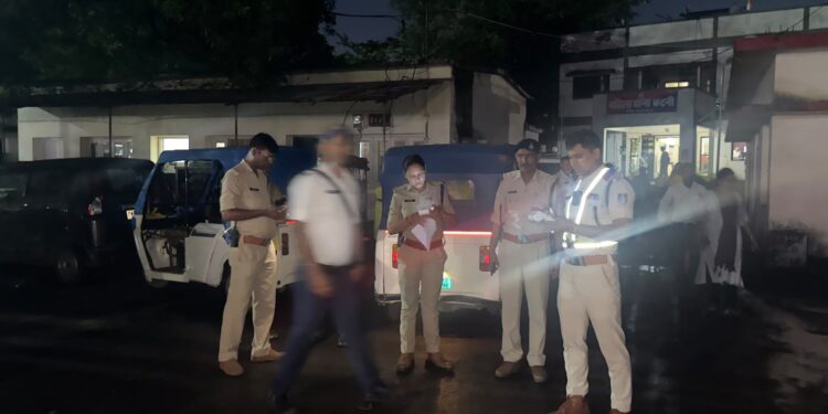 ऑटो चालकों पर यातायात पुलिस की सख्ती, 50 से अधिक ऑटो की जांच लाइसेंस, वर्दी, इंश्योरेंस और ओवरलोडिंग की हुई जांच; नियम तोड़ने वालों पर कार्रवाई