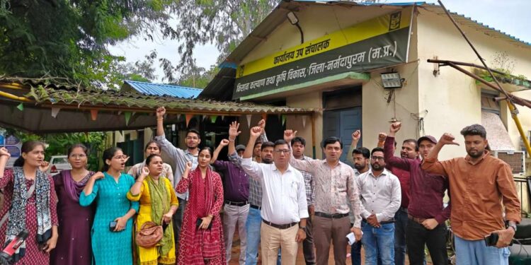 ई अटेंडेंस सहित विभिन्न मांगों को लेकर कृषि विस्तार अधिकारियों ने जिला मुख्यालय पर किया धरना प्रदर्शन,सौंपा ज्ञापन… वीडियो