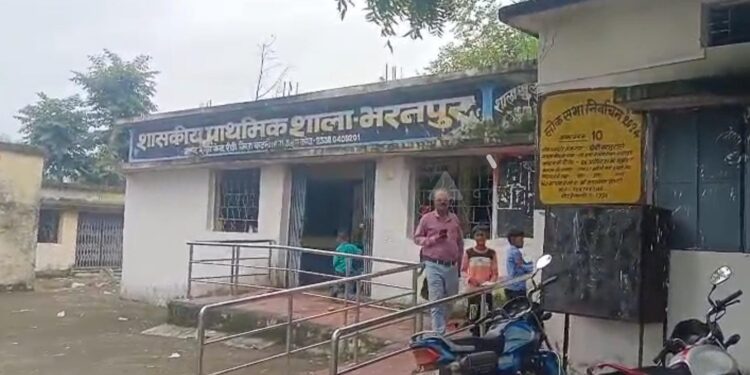 रीठी) बच्चों से खाली धुलवाने का वीडियो सोशल मीडिया पर हुआ वायरल,,,, वीडियो,,,शासकीय प्राथमिक स्कूल भरतपुर,,,जिम्मेदार मोन,,  देखिए पूरा वीडियो,,,,,