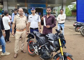 ध्वनि प्रदूषण फैलाने वाले मॉडिफाइड साइलेंसर पर ट्रैफिक पुलिस की सख्ती जारी  बुलेट से मौके पर निकलवाया कानफोड़ू साइलेंसर, वाहन चालक पर मोटर व्हीकल एक्ट के तहत कार्रवाई