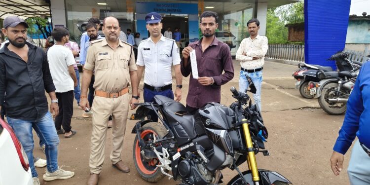 ध्वनि प्रदूषण फैलाने वाले मॉडिफाइड साइलेंसर पर ट्रैफिक पुलिस की सख्ती जारी  बुलेट से मौके पर निकलवाया कानफोड़ू साइलेंसर, वाहन चालक पर मोटर व्हीकल एक्ट के तहत कार्रवाई
