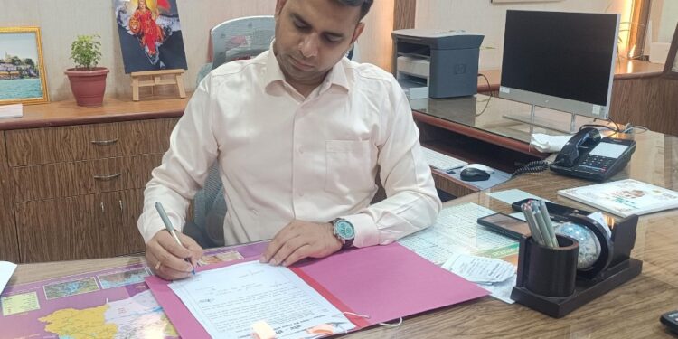 कलेक्टर सोमेश मिश्रा ने राज्य सुरक्षा अधिनियम 1990 के तहत 4 को जिला बदर एक को 6 माह तक थाना हाजिरी के आदेश जारी किये…