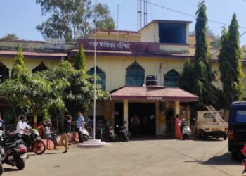 नपा स्वच्छता निरीक्षक ने नपा परिसर में युवक द्वारा थूकने पर 200 रुपए का लगाया जुर्माना…!