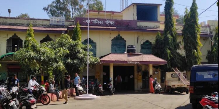 नपा स्वच्छता निरीक्षक ने नपा परिसर में युवक द्वारा थूकने पर 200 रुपए का लगाया जुर्माना…!