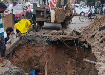 कलेक्टर के निर्देश पर सीवरेज भुगन इंफ्राकन कंपनी के मैनेजर पर दर्ज हुई FIR,पेयजल को तरसा नगर, सीवरेज कंपनी ने रात्रि में ड्रिलिंग मशीन से मनमानी खुदाई कर फोड़ दी थी मुख्य पेयजल की पाइप लाइन…! वीडियो