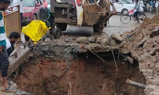 कलेक्टर के निर्देश पर सीवरेज भुगन इंफ्राकन कंपनी के मैनेजर पर दर्ज हुई FIR,पेयजल को तरसा नगर, सीवरेज कंपनी ने रात्रि में ड्रिलिंग मशीन से मनमानी खुदाई कर फोड़ दी थी मुख्य पेयजल की पाइप लाइन…! वीडियो