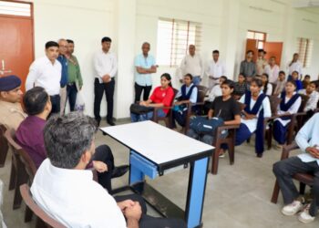 मुख्यमंत्री जनविश्वस अभियान: आईटीआई माखननगर पहुंचे कलेक्टर और एसपी.,विद्यार्थियों को केरियर ग्रोथ के दिए टिप्स,आईटीआई में रोजगार उन्मुखी प्रशिक्षण पर फोकस करने के लिए कंपनियों से समन्वय करने के दिए निर्देश,आई.टी.आई. में बच्चों के बनाए मॉडल को प्रदर्शित करने के लिए कक्ष आरक्षित करें….