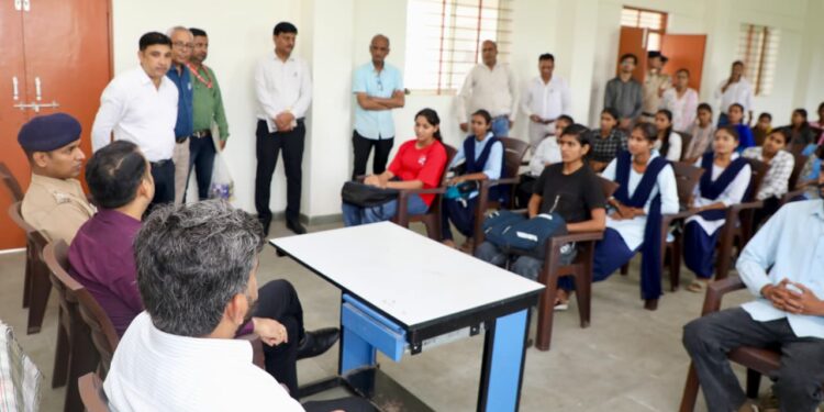 मुख्यमंत्री जनविश्वस अभियान: आईटीआई माखननगर पहुंचे कलेक्टर और एसपी.,विद्यार्थियों को केरियर ग्रोथ के दिए टिप्स,आईटीआई में रोजगार उन्मुखी प्रशिक्षण पर फोकस करने के लिए कंपनियों से समन्वय करने के दिए निर्देश,आई.टी.आई. में बच्चों के बनाए मॉडल को प्रदर्शित करने के लिए कक्ष आरक्षित करें….