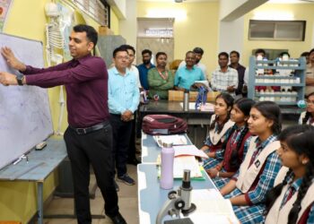 कलेक्टर सांदीपनि विद्यालय में शिक्षक की भूमिका में नजर आए, बच्चों से किए संवाद और सवाल…!