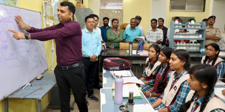 कलेक्टर सांदीपनि विद्यालय में शिक्षक की भूमिका में नजर आए, बच्चों से किए संवाद और सवाल…!