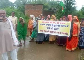 अवैध शराब के खिलाफ महिलाओं का हल्लाबोल! सड़कों पर उतरीं, जमकर लगाए नारे—CM के नाम सौंपा ज्ञापन “क्षेत्र की नारी करे पुकार, अवैध शराब की पैकारी बंद करे सरकार” से गूंजा महनेर गांव