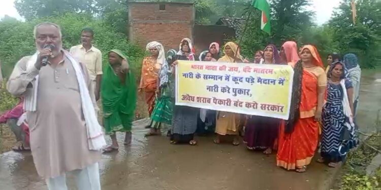 अवैध शराब के खिलाफ महिलाओं का हल्लाबोल! सड़कों पर उतरीं, जमकर लगाए नारे—CM के नाम सौंपा ज्ञापन “क्षेत्र की नारी करे पुकार, अवैध शराब की पैकारी बंद करे सरकार” से गूंजा महनेर गांव