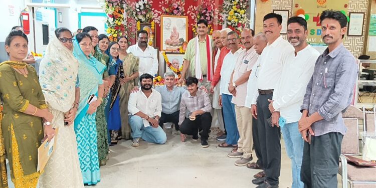 मानव सेवा का महासंगम: श्रीधाम हॉस्पिटल में निःशुल्क स्वास्थ्य शिविर लगभग 250 मरीजों का स्वास्थ्य परीक्षण, भोपाल से पहुंचे विशेषज्ञ चिकित्सकों ने दी सेवाएं