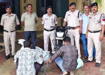 नरसिंहपुर में ‘ऑपरेशन ईगल क्लॉ’ का असर: ठेमी पुलिस ने पकड़ी 1.13 लाख की अवैध शराब, दो तस्कर गिरफ्तार