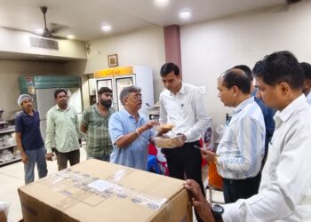 *खाद्य एवं मिष्ठान्न दुकानों पर प्रशासन की बड़ी कार्रवाई, 14 सैंपल लिए*  *16 दुकानों का निरीक्षण, खराब एवं बासी खाद्य सामग्री नष्ट, केशवा डेयरी की तीन मशीनें सील*