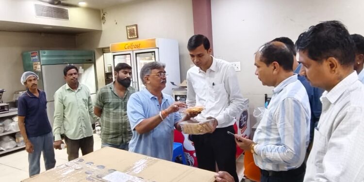 *खाद्य एवं मिष्ठान्न दुकानों पर प्रशासन की बड़ी कार्रवाई, 14 सैंपल लिए* *16 दुकानों का निरीक्षण, खराब एवं बासी खाद्य सामग्री नष्ट, केशवा डेयरी की तीन मशीनें सील*