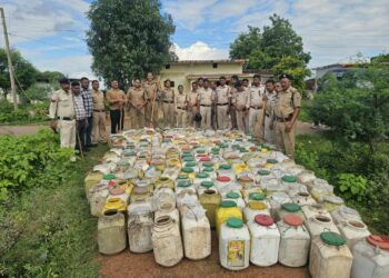 बरही पुलिस ने द्वारा ग्राम खिरहनी में भारी मात्रा में 4000 किलो ग्राम अवैध महुआ लहान नस्टीकरण की ताबड़तोड़ कार्रवाई की गई