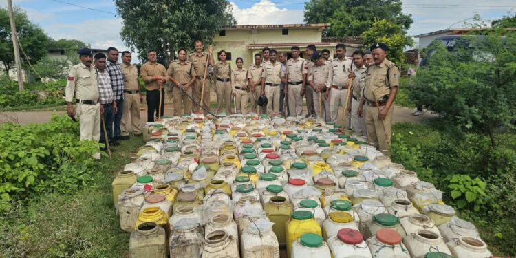 बरही पुलिस ने द्वारा ग्राम खिरहनी में भारी मात्रा में 4000 किलो ग्राम अवैध महुआ लहान नस्टीकरण की ताबड़तोड़ कार्रवाई की गई