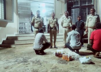 थाना प्रभारी महेन्द्र जायसवाल के नेतृत्व मे आपरेशन शिकंजा के तहत अवैध रूप से शराब बिक्रय करने वालों पर उमरियापान पुलिस का शिकंजा